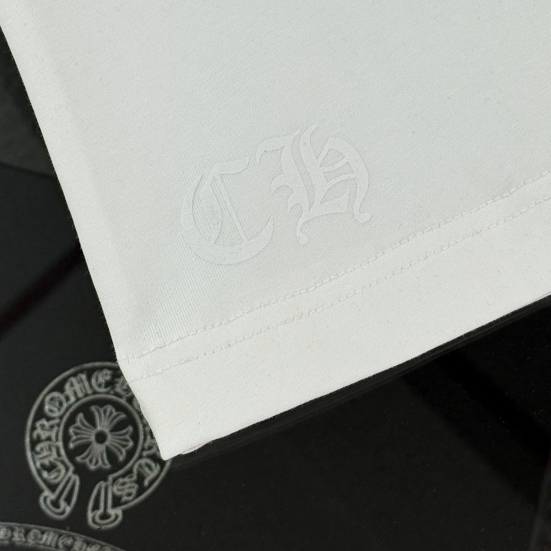 P180 Chrome Hearts Chrome Hearts 25 high version. The fabric is made of 300 grams of high-density pure cotton. It does not deform or shrink. It has three labels. It is the same style for men and women. Technology: suede foam printing. Color: white black. SIZE: S-XL.